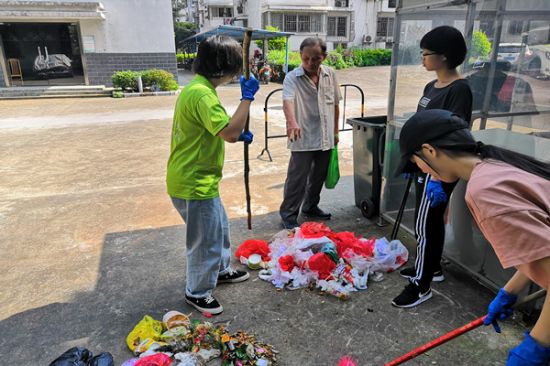 广西师范大学“小羽毛”团队走进桂林市各居民小区对垃圾分类进行调查