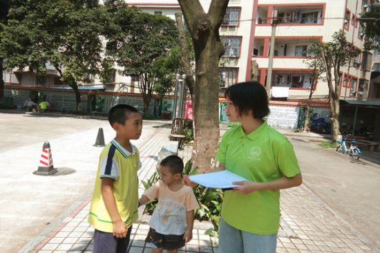 广西师范大学“小羽毛”团队走进桂林市各居民小区对垃圾分类进行调查
