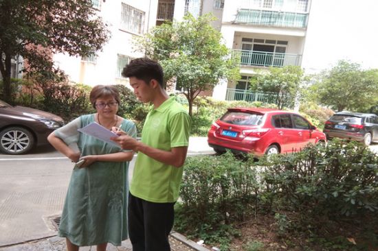 广西师范大学“小羽毛”团队走进桂林市各居民小区对垃圾分类进行调查