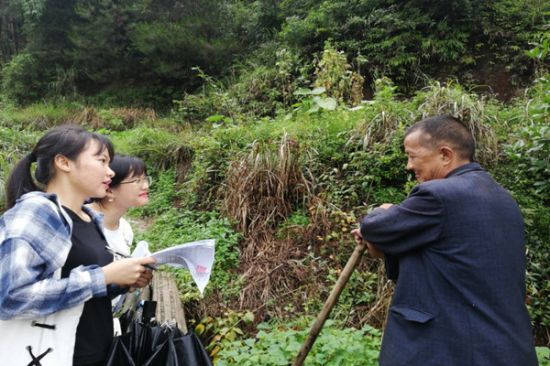 广西师范大学学子入村调研，探索老年扶贫经验