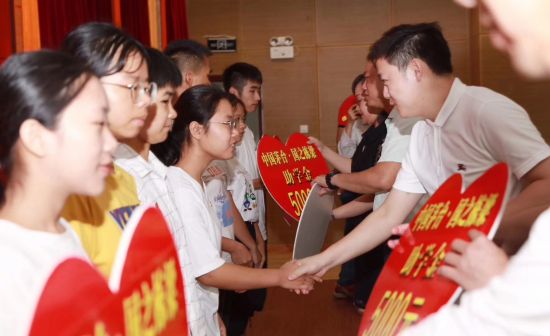 隆安县举行“中国茅台·国之栋梁”——2019希望工程圆梦行动助学金发放仪式