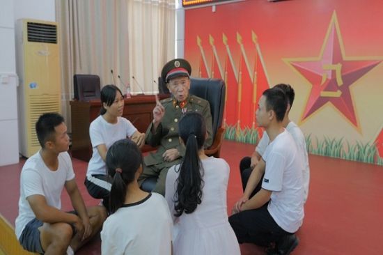 广西师范大学校园安全文明志愿服务队与廖章明同志进行对话