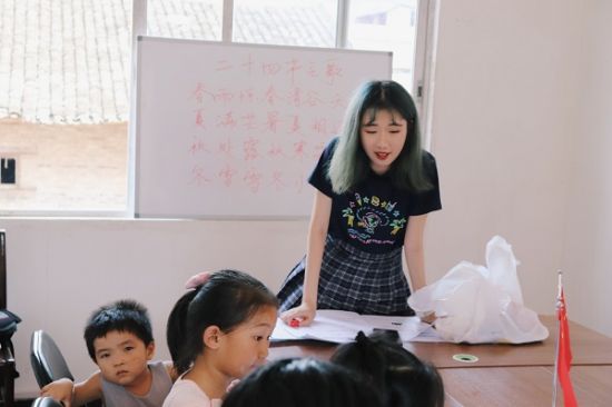 广西师范大学“小黑板计划”组织高校学子走进桂林市儿童之家献爱心