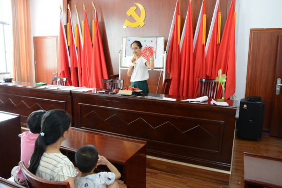 兴业团委：非遗剪纸文化，让孩子们的假期更多彩