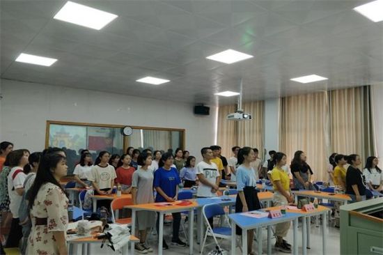 广西师范大学政治与公共管理学院2018级政治学与社会学第二团支部开展“庆七十华诞，引诗情碧霄”我与祖国共奋进——国旗下的演讲特别主题团日活动