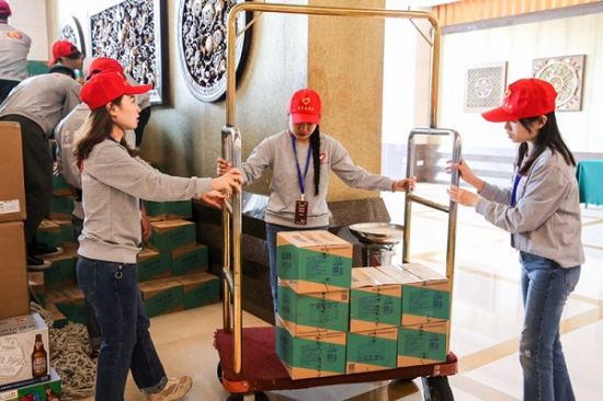 “团建+志愿服务”广西师范大学助力环广西公路自行车赛