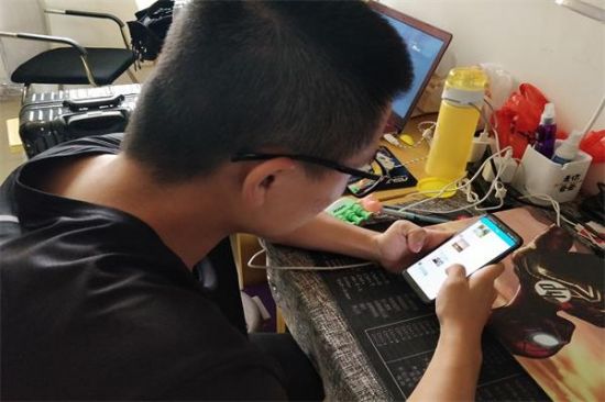 广西师范大学政治与公共管理学院2018级政治学与社会学第二团支部开展“庆七十华诞，引诗情碧霄”我与祖国共奋进——国旗下的演讲特别主题团日活动