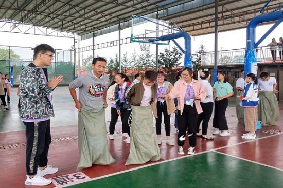趣味中角逐，竞技里协心——广西师范大学数学与统计学院举办第六届趣味体育运动会