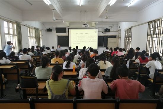 广西师范大学历史文化与旅游学院开展老教授代表“扎根边疆，教书育人”主题报告