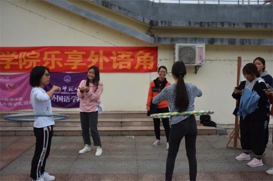 广西师范大学外国语学院大学生社团联合会成功开展乐享外语公益角活动