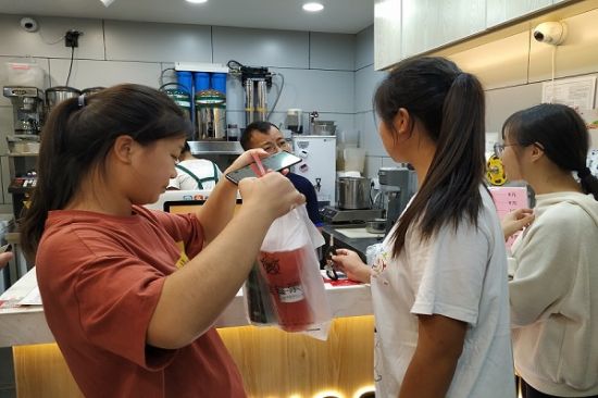 广西师范大学2018级政治学与社会学二班开展“五元钱大挑战”创新创业学风建设活动