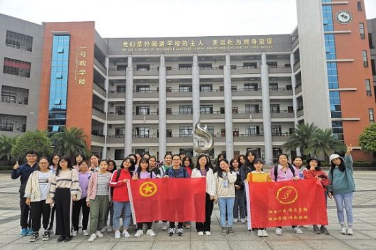 广西师范大学外国语学院2018级英语独秀团支部赴广西师范大学附属外国语学校旁听学习