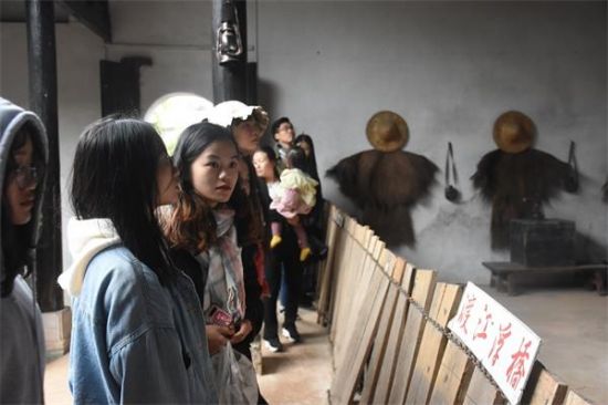 广西师范大学外国语学院赴兴安县湘江战役纪念馆开展“不忘初心、牢记使命”主题团日活动