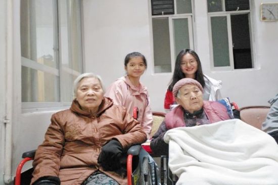 广西师范大学职业技术师范学院/健康管理学院“益职爱”公益团队 开展爱心聚福缘敬老院活动