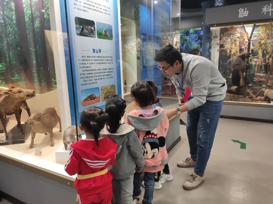 桂林市秀峰区天骄青少年活动中心亲子体验团到广西师范大学生物多样性博物馆参观