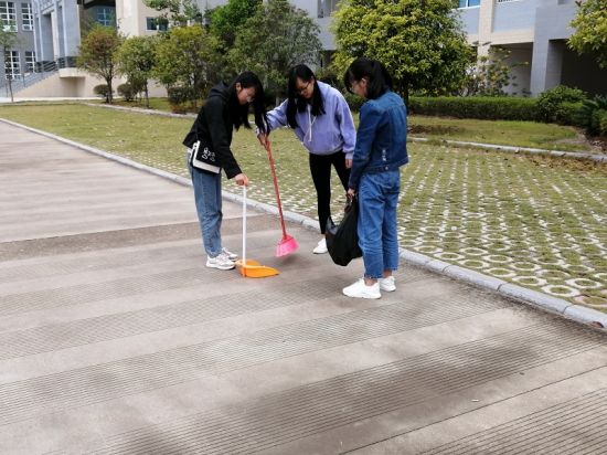 广西师范大学青年志愿者协会数学与统计学院分会“净化校园，美丽心灵”活动圆满结束