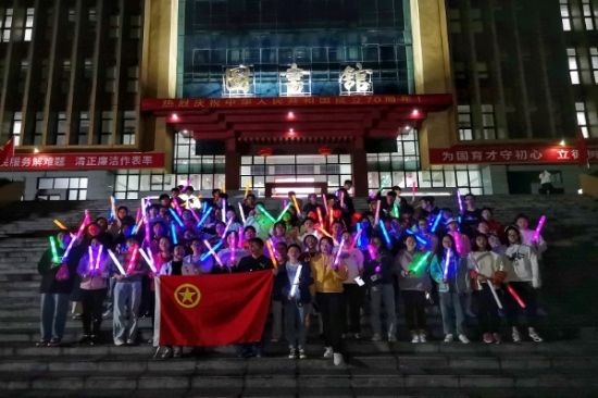 广西师范大学数学与统计学院2018级统计学类第二团支部“荧光夜跑师大”团日活动取得圆满成功