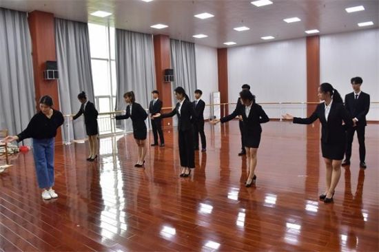 广西师范大学体育学院开展文礼部礼仪培训会