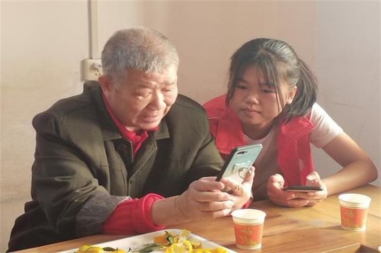 广西师范大学夕阳再晨“爱·回家”服务队开展“智在指尖，助力夕阳”志愿服务活动