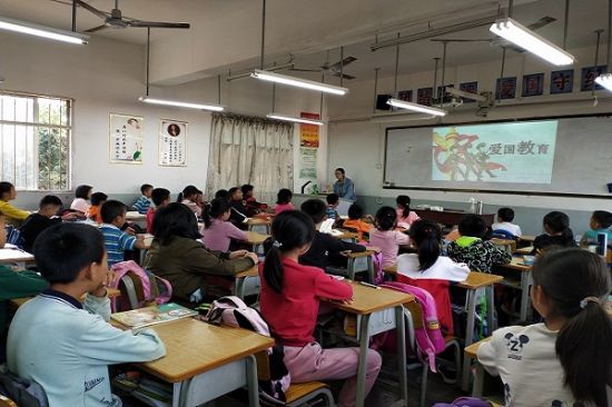 广西师范大学“爱·回家”服务队开展爱国主题教育活动