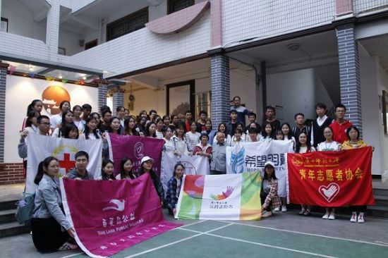 我校法学院“小天平”普法千里行志愿团队代表受邀参加2019年钟敏贞乐群公益发展基金志愿服务培育项目展示会