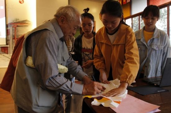 我校法学院“小天平”普法千里行志愿团队代表受邀参加2019年钟敏贞乐群公益发展基金志愿服务培育项目展示会