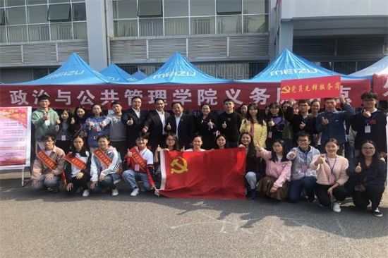 广西师范大学政治与公共管理学院党员、团员先锋模范开展校运会义务服务活动
