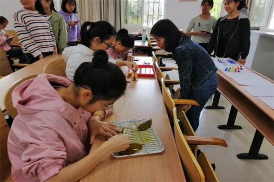 广西师范大学生命科学学院青年志愿者协会分会举办“一叶定秋师大情”活动