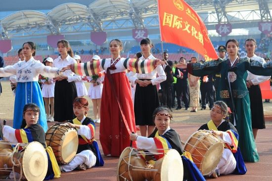 广西师范大学顺利举行第五十届运动会开幕式之外国语学院独特风采