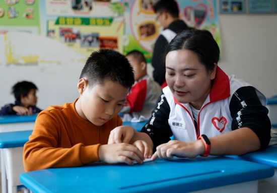 隆安县西部计划服务队走进特校关爱特殊儿童