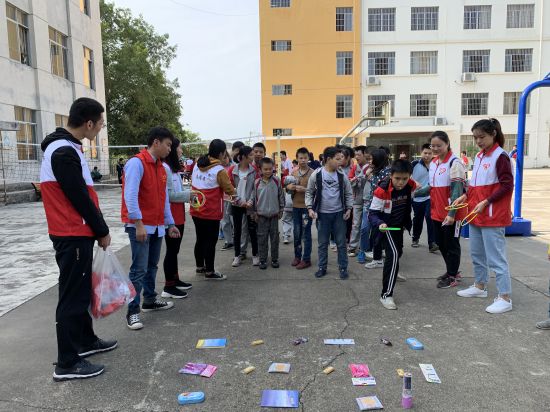 隆安县西部计划服务队走进特校关爱特殊儿童