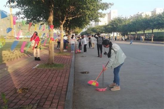 广西师范大学生命科学学院青年志愿者协会分会举办“一叶定秋师大情”活动