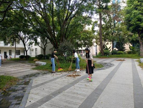 温情携手互助，共筑洁净校园——广西民族大学文学院团委、学生会清洁卫生大扫除活动顺利开展