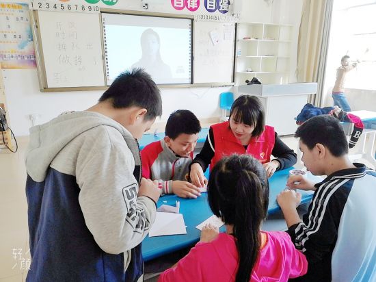 隆安县西部计划服务队走进特校关爱特殊儿童