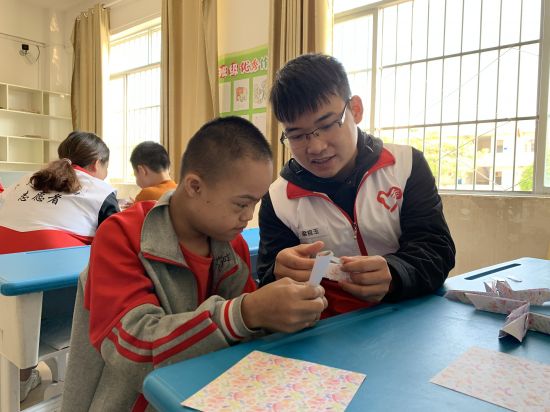 隆安县西部计划服务队走进特校关爱特殊儿童