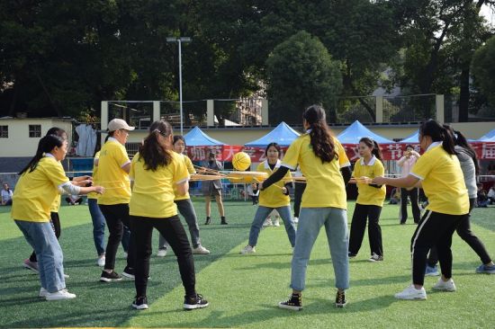 广西师范大学历史文化与旅游学院参与广西师范大学第十六届趣味运动会