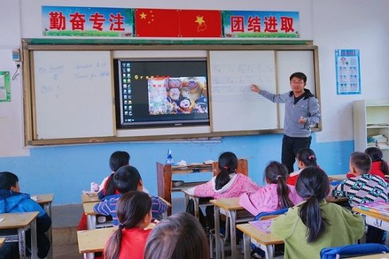 广西师范大学研究生支教团赴希望小学开展“艺起成长”艺术启蒙活动