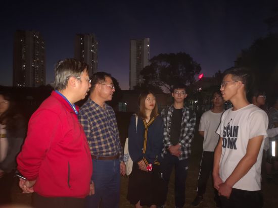 文学院领导前往田径场慰问运动员