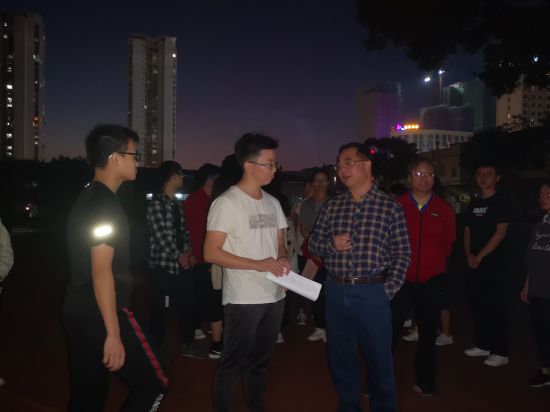 文学院领导前往田径场慰问运动员