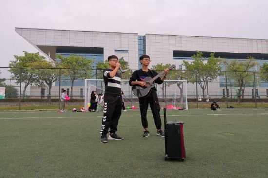 广西师范大学经济管理学院2018级会计学团支部与2019级会计学第一、第二团支部联合开展“趣味运动强体魄，学习交流共进步”主题团日活动