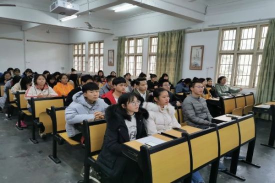 广西师范大学历史文化与旅游学院2019级旅游管理班开展“远离毒品，从我做起”主题班会