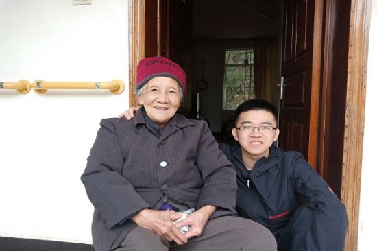 广西师范大学青年志愿者协会物理科学与技术学院分会顺利开展“暖冬行，爱在心”敬老院志愿活动