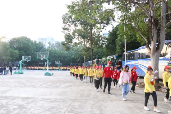 广西民族大学2500名学生参加环广西公路自行车世界巡回赛志愿活动