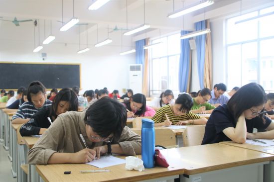 第十六届广西民族大学相思湖现场作文大赛顺利开赛