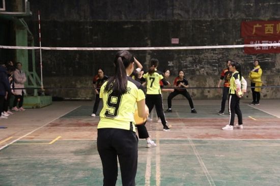 广西师范大学历史文化与旅游学院排球健儿在第七届“桃李杯”气排球首场比赛中取得优异成绩