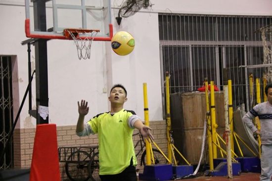 广西师范大学历史文化与旅游学院排球健儿在第七届“桃李杯”气排球首场比赛中取得优异成绩