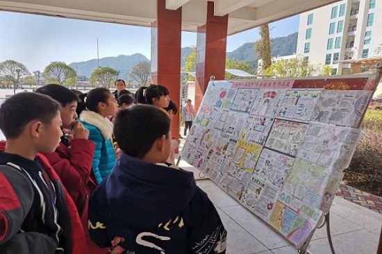 广西师范大学研究生支教团开展“倾听一朵花开”关爱青春期留守女生心理健康系列活动