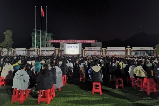 广西师范大学研究生支教团开展“倾听一朵花开”关爱青春期留守女生心理健康系列活动