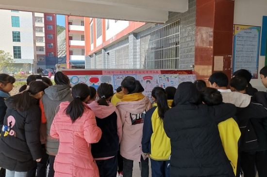 广西师范大学研究生支教团开展“倾听一朵花开”关爱青春期留守女生心理健康系列活动