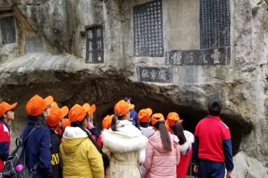 广西师范大学研究生支教团与招商公路桂林公司志愿者联合开展爱国教育暨环保实践活动